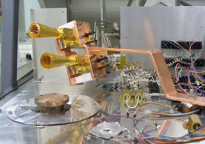 Kaksi Planck-satelliitin 70 GHz:n etupäävahvistinyksikköä torviantenneineen sijoitettuna Elektrobit Microwave Oy:n kryogeeniseen testauskammioon.