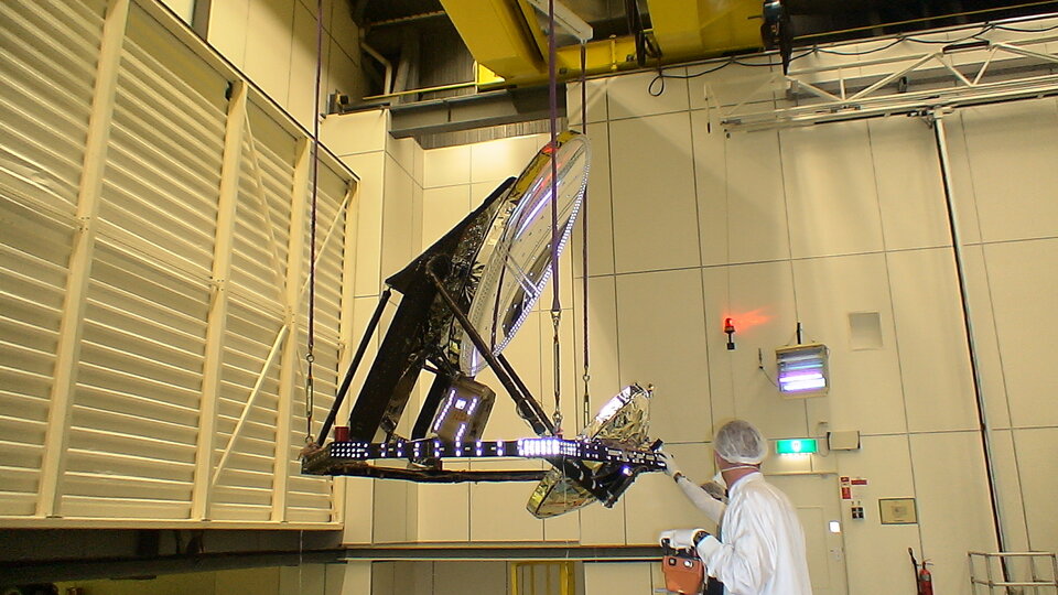 Planckin antennipeilit testeissä ESTECin avaruussimulaattorissa