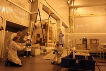 Hoisting of satellite from its container and assembly of integration dolly