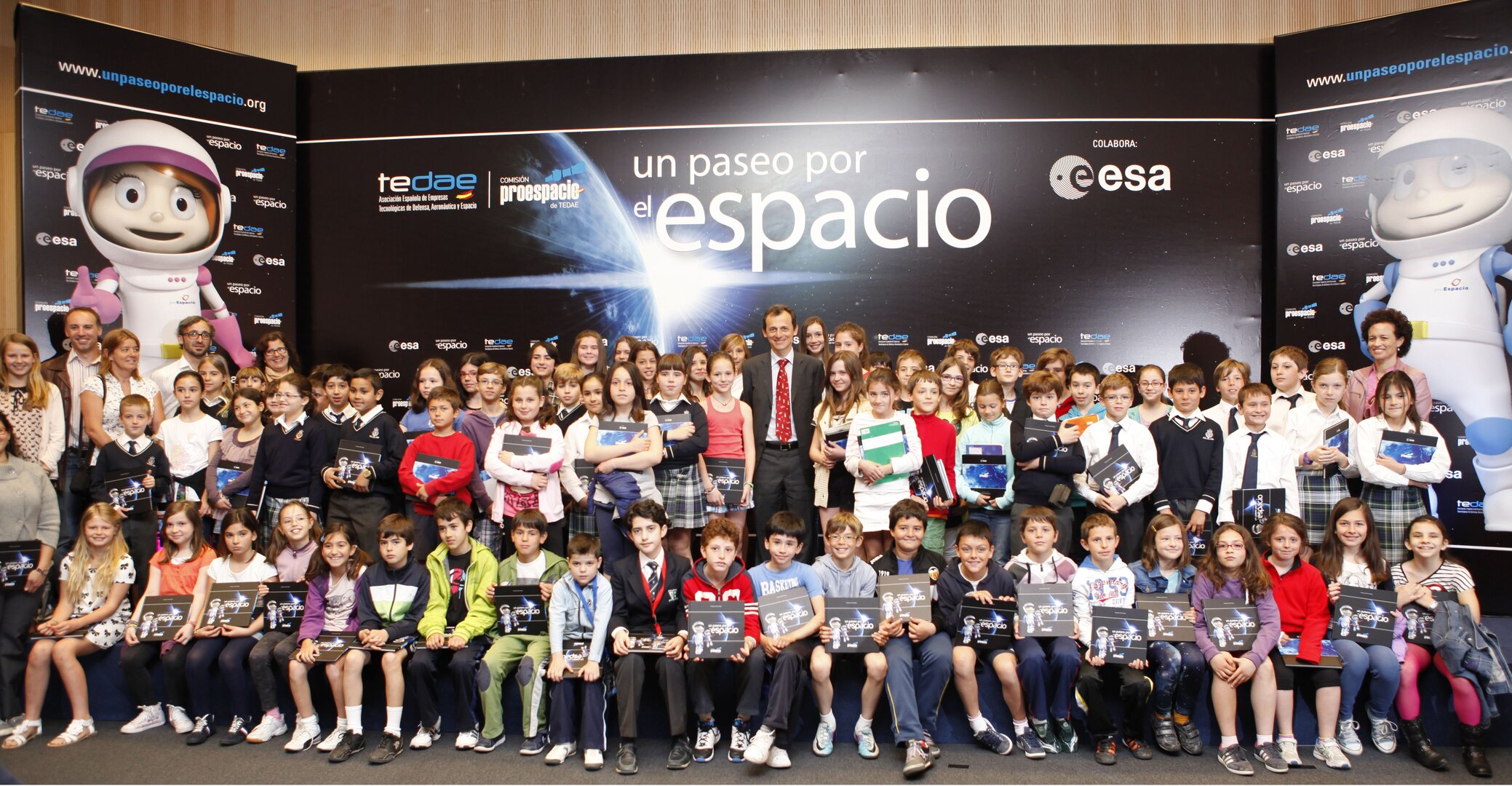 Pedro Duque, astronauta de la ESA con escolares durante el evento
