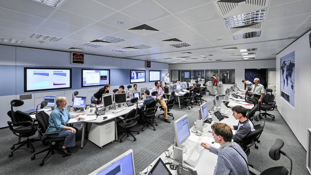 Flight dynamics experts at our ESOC operations centre work on every ESA mission, from those in very low orbits, like Swarm and CryoSat, to those exploring our Solar System, like Rosetta and ExoMars. 