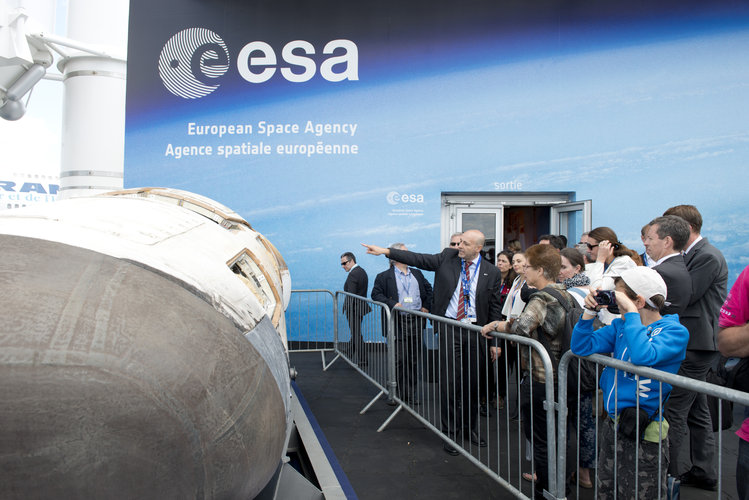 Gandolfo Di VIta presents the IXV to visitors at the ESA Pavilion