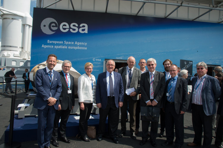 Visit of Elke Sleurs to the ESA Pavilion