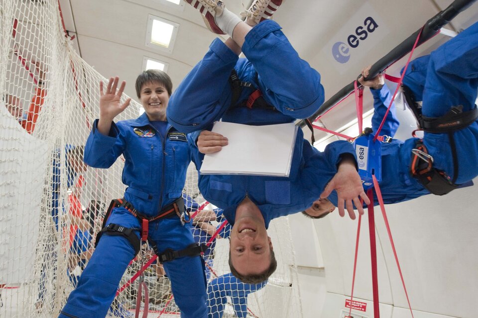 ESA astronauts Samantha Cristoforetti and Matthias Maurer during parabolic flight