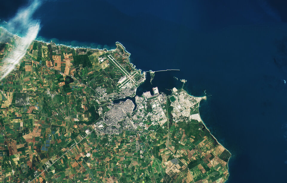 Esimene näide Maa kaugseiresatelliidi Sentinel-2B multispektraalkaamera võimekusest: Itaalia saapa kannaosas asuv sadamalinn Brindisi. Kujutis: ESA