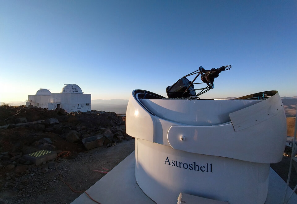 Test-Bed Telescope 2 w La Silla ESO obok innych teleskopów