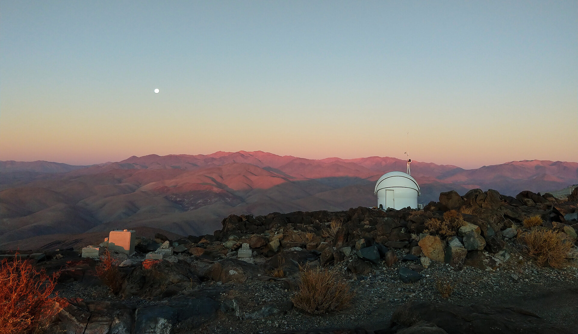 Teleskop ESA - Test-Bed 2 Telescope w Obserwatorium ESO La Silla o zachodzie słońca