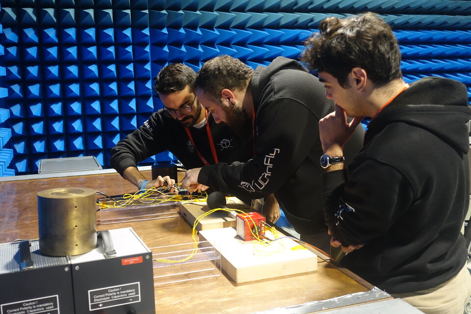 Experts supporting CubeSat team UCAnFly students