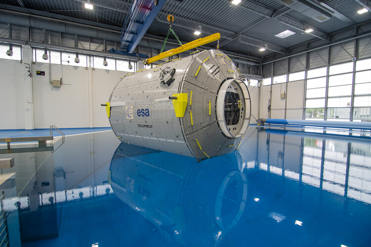 Ein maßstabsgetreues Modell des europäischen Columbus-Labors wird in die Neutral Buoyancy Facility (NBF) des Europäischen Astronautenzentrums in Köln, getaucht. 