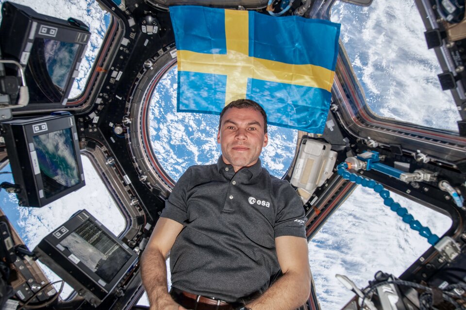 Marcus Wandt se švédskou vlajkou v modulu Cupola