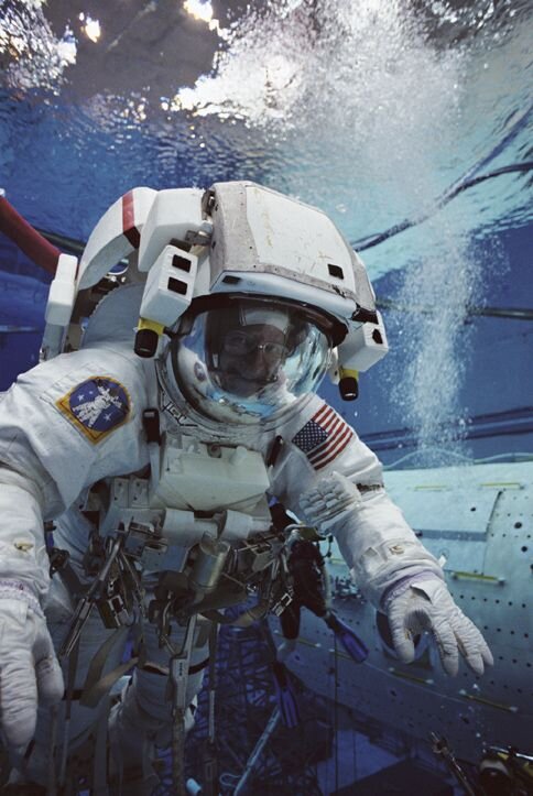 El astronauta Claude Nicollier entrenándose en el agua con su traje espacial