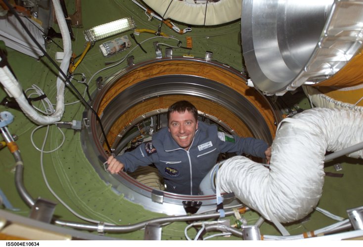 Roberto Vittori enters the ISS