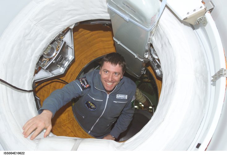 Roberto Vittori enters the ISS