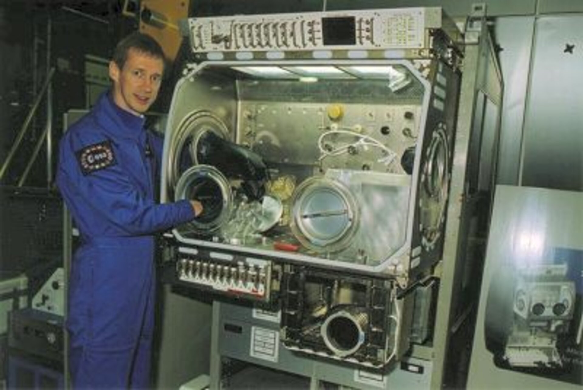 Le cosmonaute belge Frank De Vienne s’entraîne à l’ESTEC à l’utilisation de la <I>boîte à gants</I> MSG.