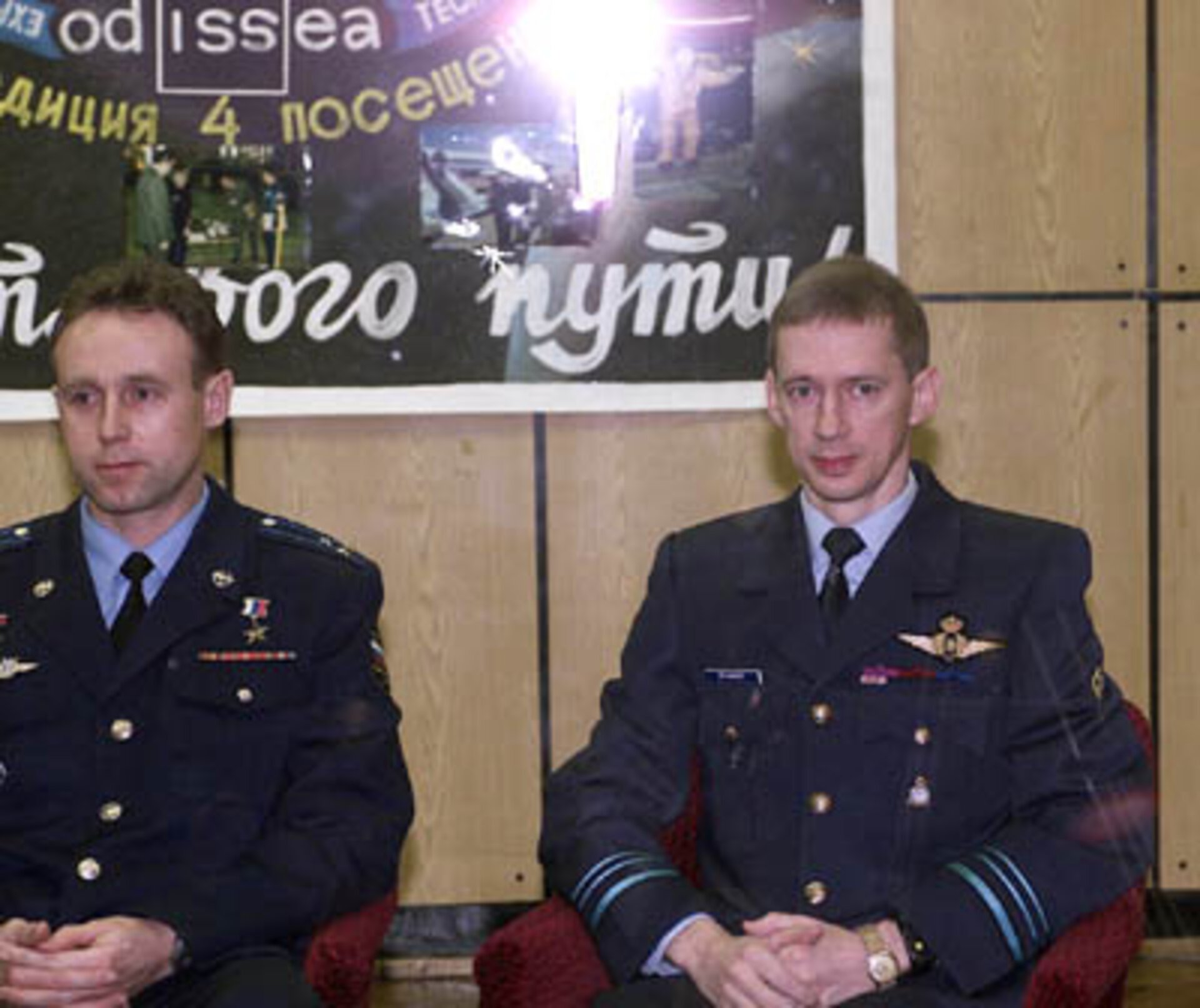 Sergei Zaletin and Frank De Winne during the State commission for the Odissea mission at Baikonour, 29th October 2002