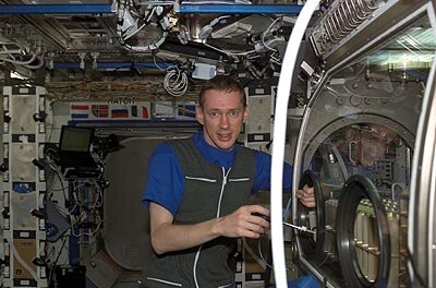 Frank De Winne works with the Microgravity Science Glovebox