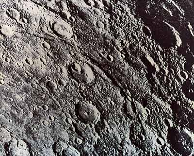 Het opervlak van Mercurius is bedekt met massa's inslagkraters en gelijkt enigszins op dat van de maan