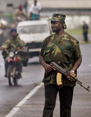 Een regeringssoldaat in Monrovia