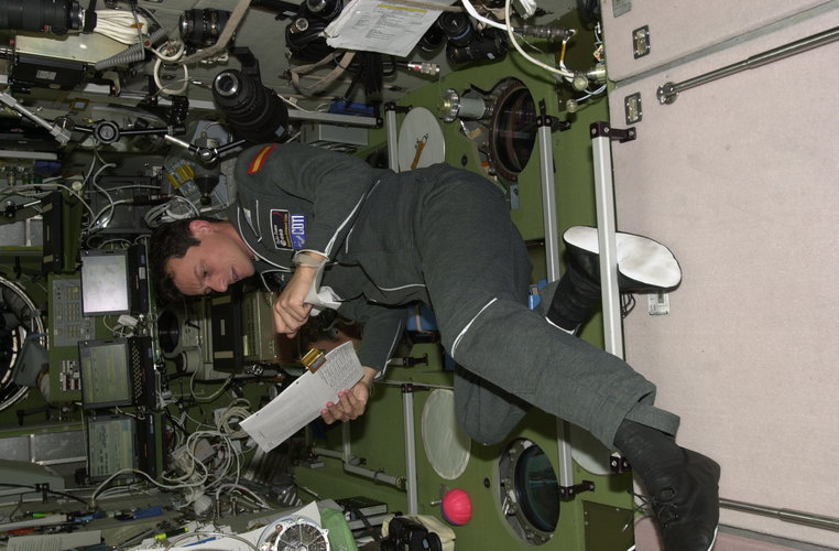 Pedro Duque studies the procedures for one of the experiments