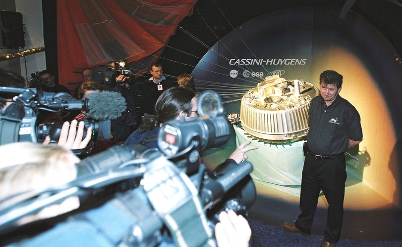 Mission Manager J.-P. Lebreton briefs the media