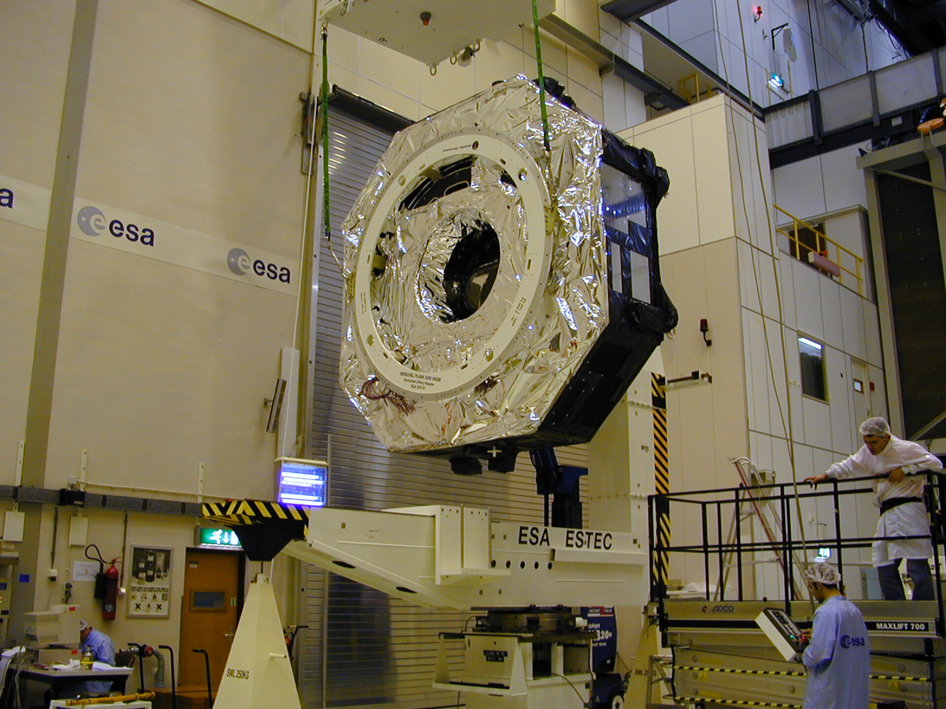 Herschel-satelliitin mm. asennonsäädöstä, virransaannista ja tietoliikenteestä vastaavan huoltomodulin massaominaisuuksia mitataan