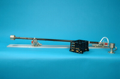 MAG, bestehend aus zwei Sensoren, einem ein Meter langen Ausleger und der Auswerteelektronik