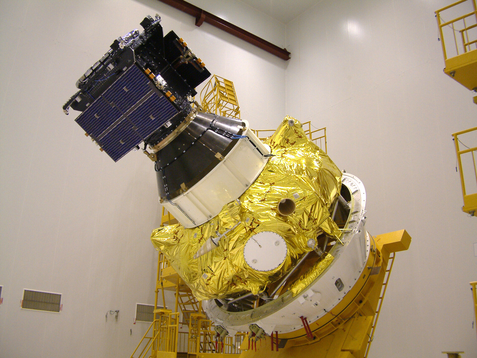 De eerste Galileo-testsatelliet GIOVE A bovenop zijn Fregat-rakettrap