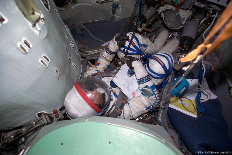 Thomas Reiter during a training session inside the Soyuz TMA simulator