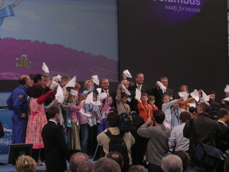 Primary school children from Bremen wish Columbus well on its journey