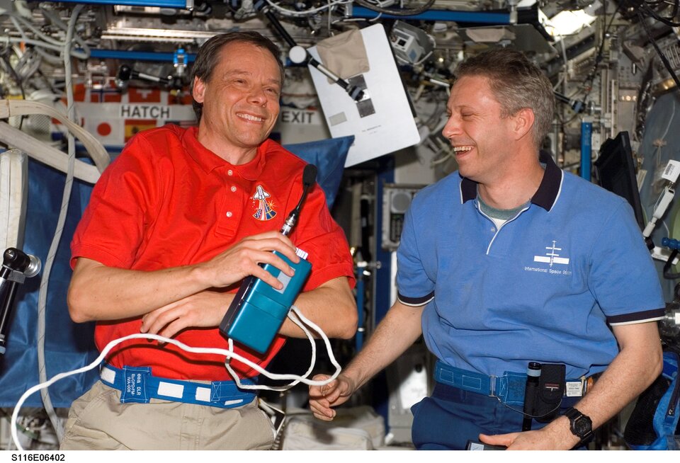 Fuglesang ja Reiter suorassa TV-lähetyksessä avaruusasemalta.