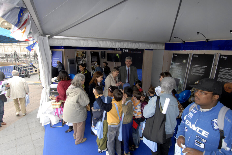 Des visiteurs de tous âges envahissent le stand de l’ESA au « Village Européen »