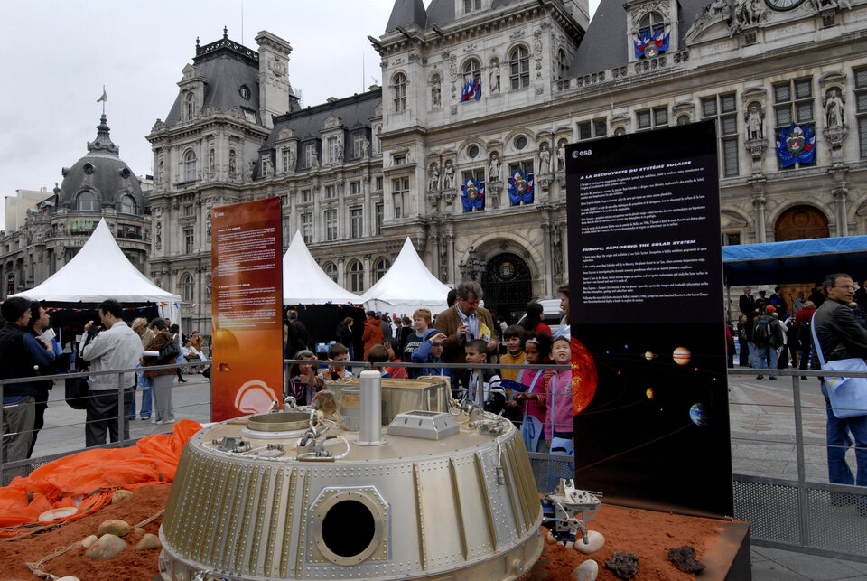 Un modèle grandeur nature d’Huygens s’est posé dans Paris