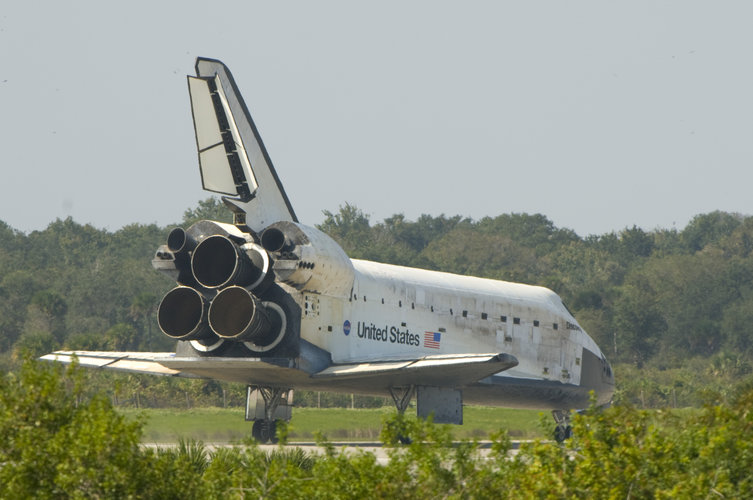 Space Shuttle Discovery lands at Kennedy Space Center, Florida, 7 November 2007.