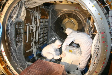 Loading dry cargo into Jules Verne ATV