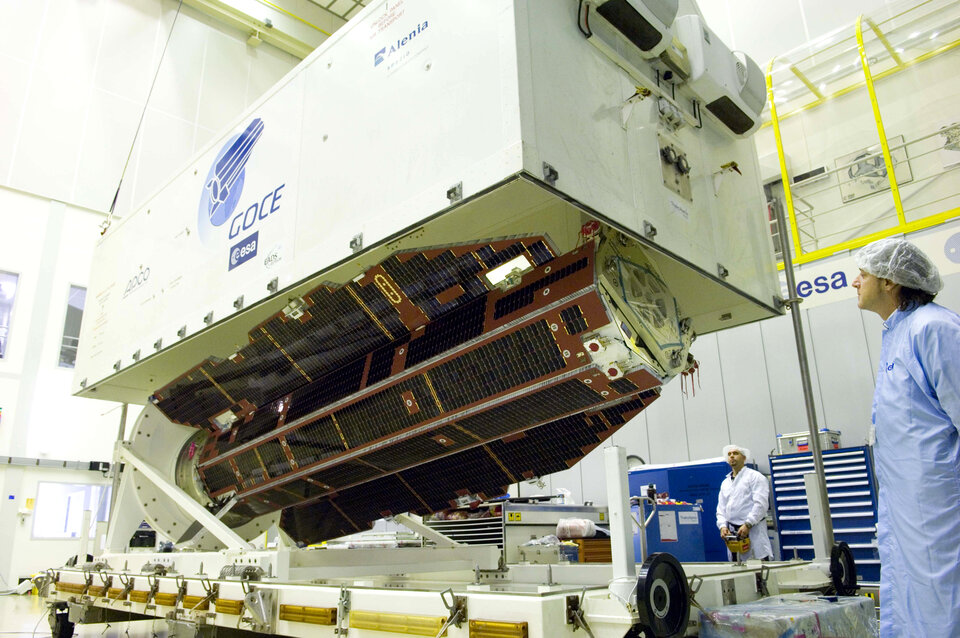 Il satellite GOCE viene preparato per il trasporto