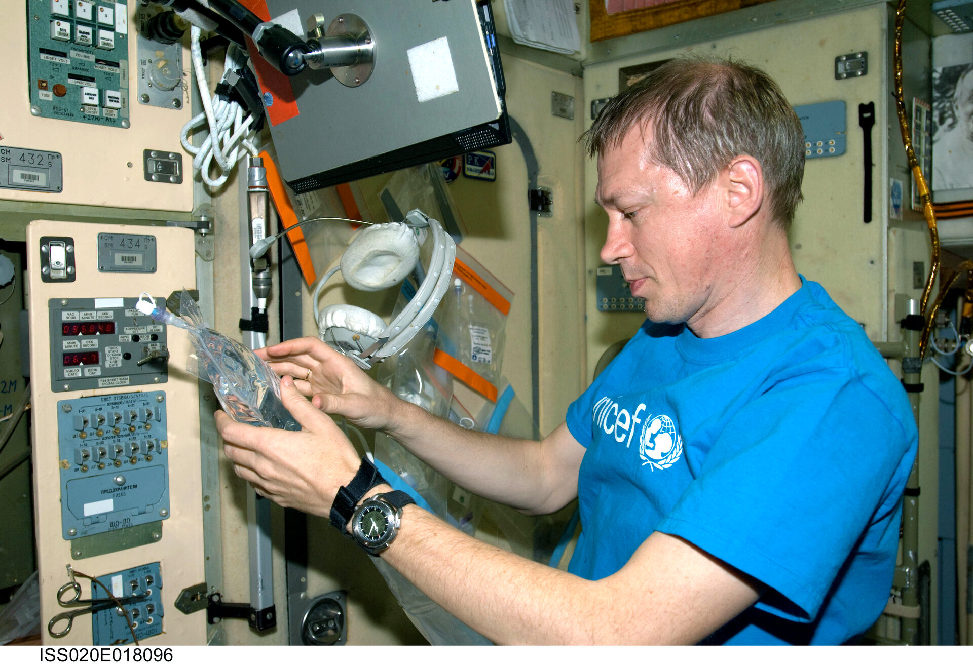 L’astronaute belge en train de récolter des échantillons d’eau à bord de la station