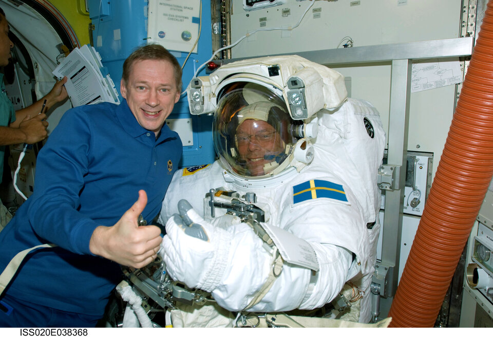 Rencontre de deux astronautes de l’ESA : Frank De Winne en compagnie de Christer Fuglesang qui a revêtu le scaphandre de sortie dans l’espace