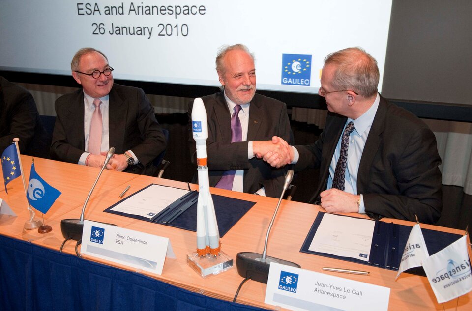 v.l.n.r.: Mr Jean-Jacques Dordain, Rene Oosterlink (ESA) en Mr Jean Yves Le Gall, Arianespace