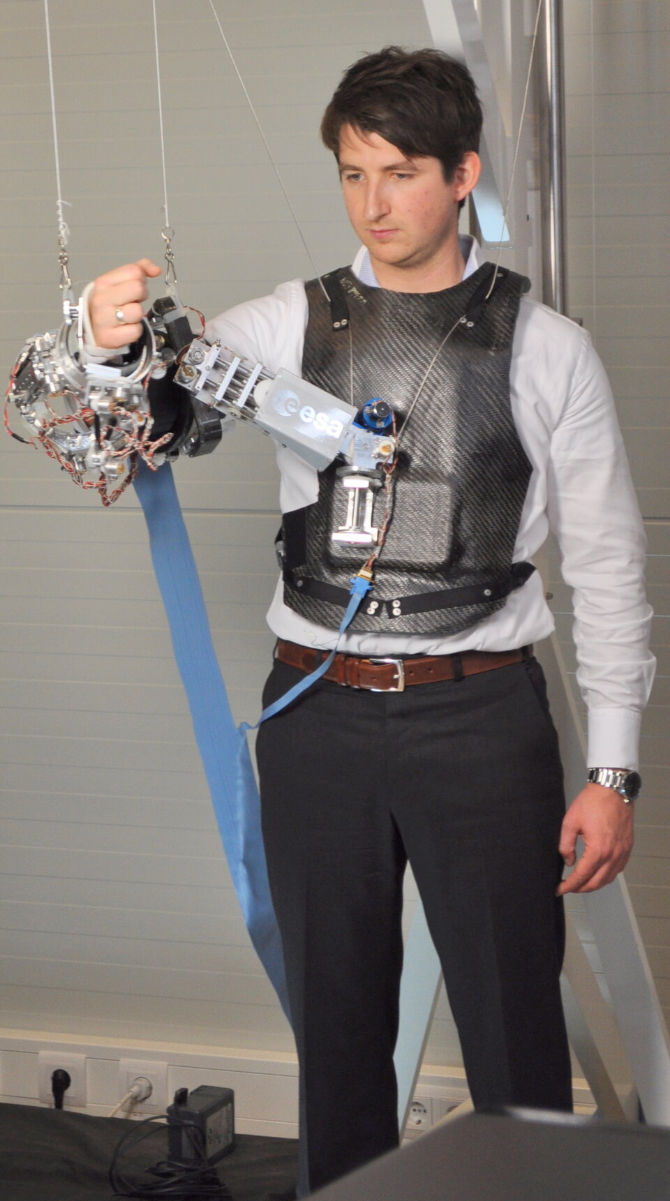 André Schiele demonstreert de telerobotische arm