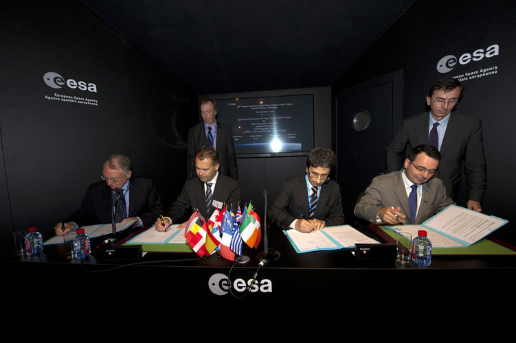 Signature of High-Thrust Engine contract