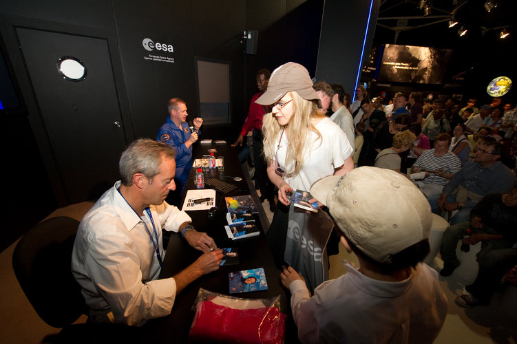 Signature seance with ESA astronauts