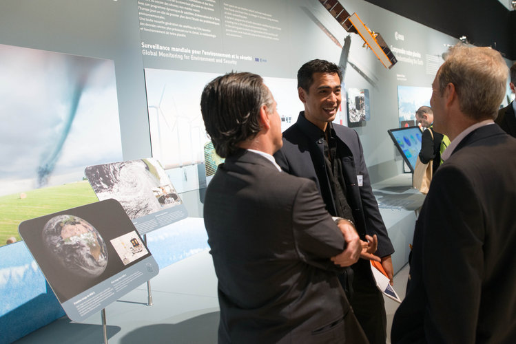 Fernando Doblas, Jean-François Clervoy present the ESA pavilion 