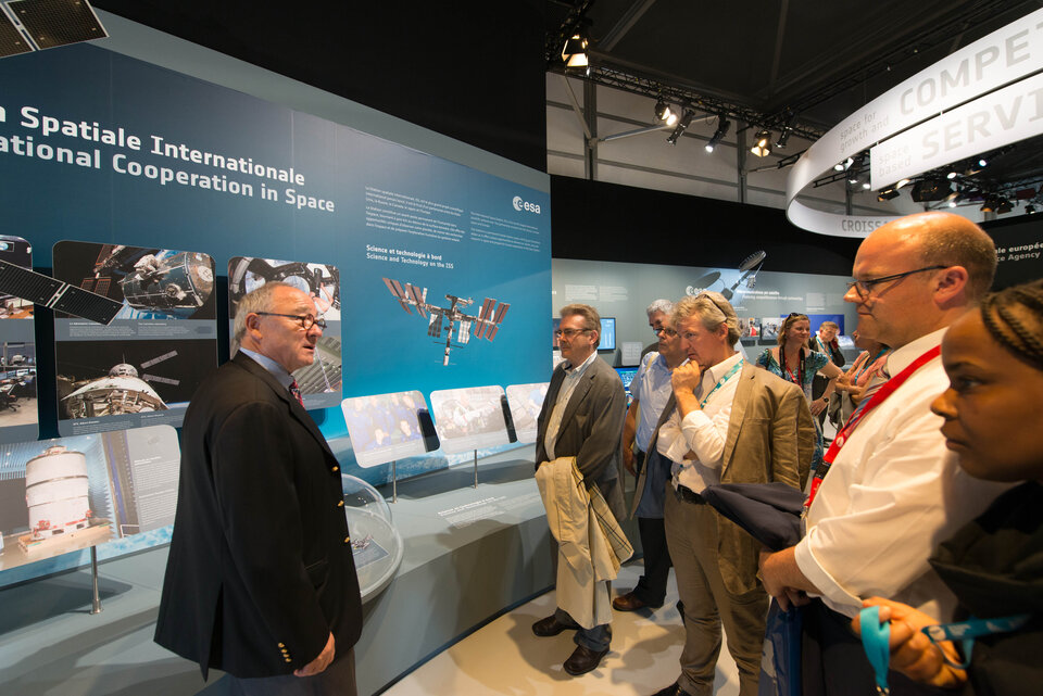 ESA-directeur-generaal Jean-Jacques Dordain presenteert een maquette van Proba-V aan Staatssecretaris Philippe Courard op het recente lucht- en ruimtevaartsalon van Le Bourget