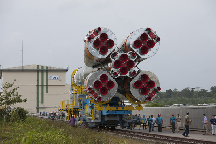 Soyuz VS07 transfer from MIK to launch zone