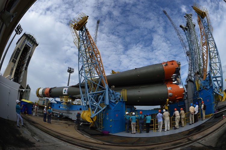 Soyuz VS07 transfer from MIK to launch zone