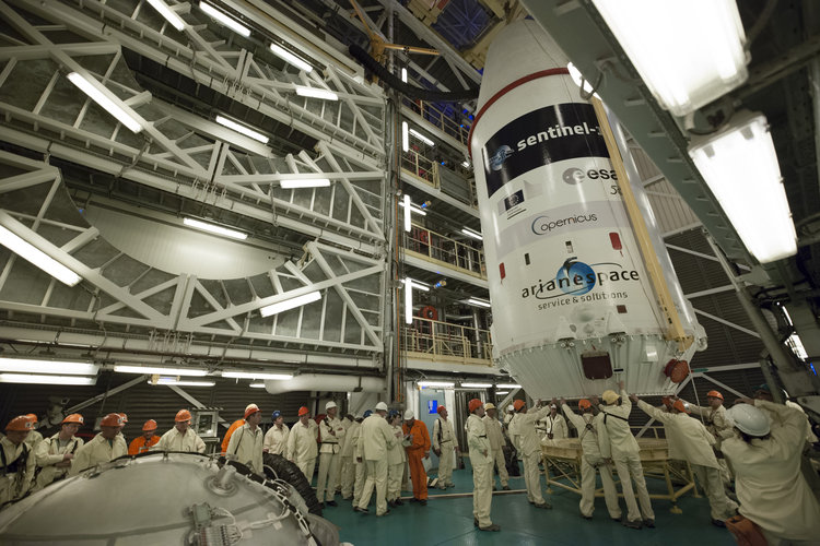 Hoisting of Soyuz VS07 upper composite transfer