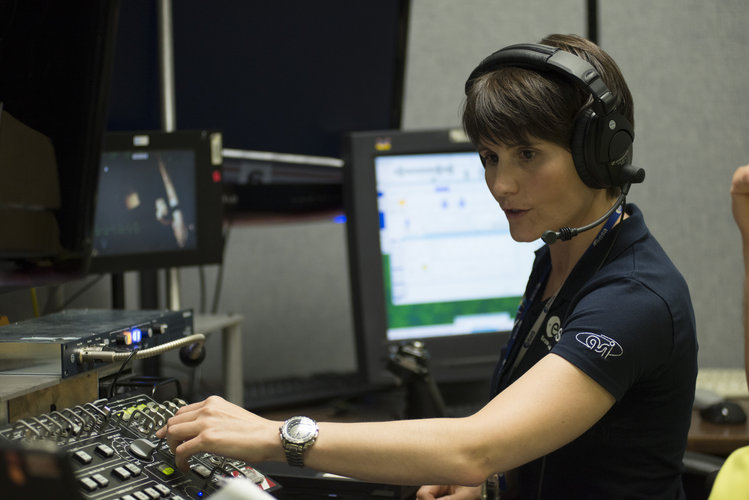 Samantha trains for her robotic arm duties at JSC 