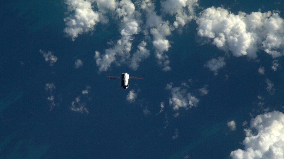 El ATV-5 pasando por debajo de la ISS
