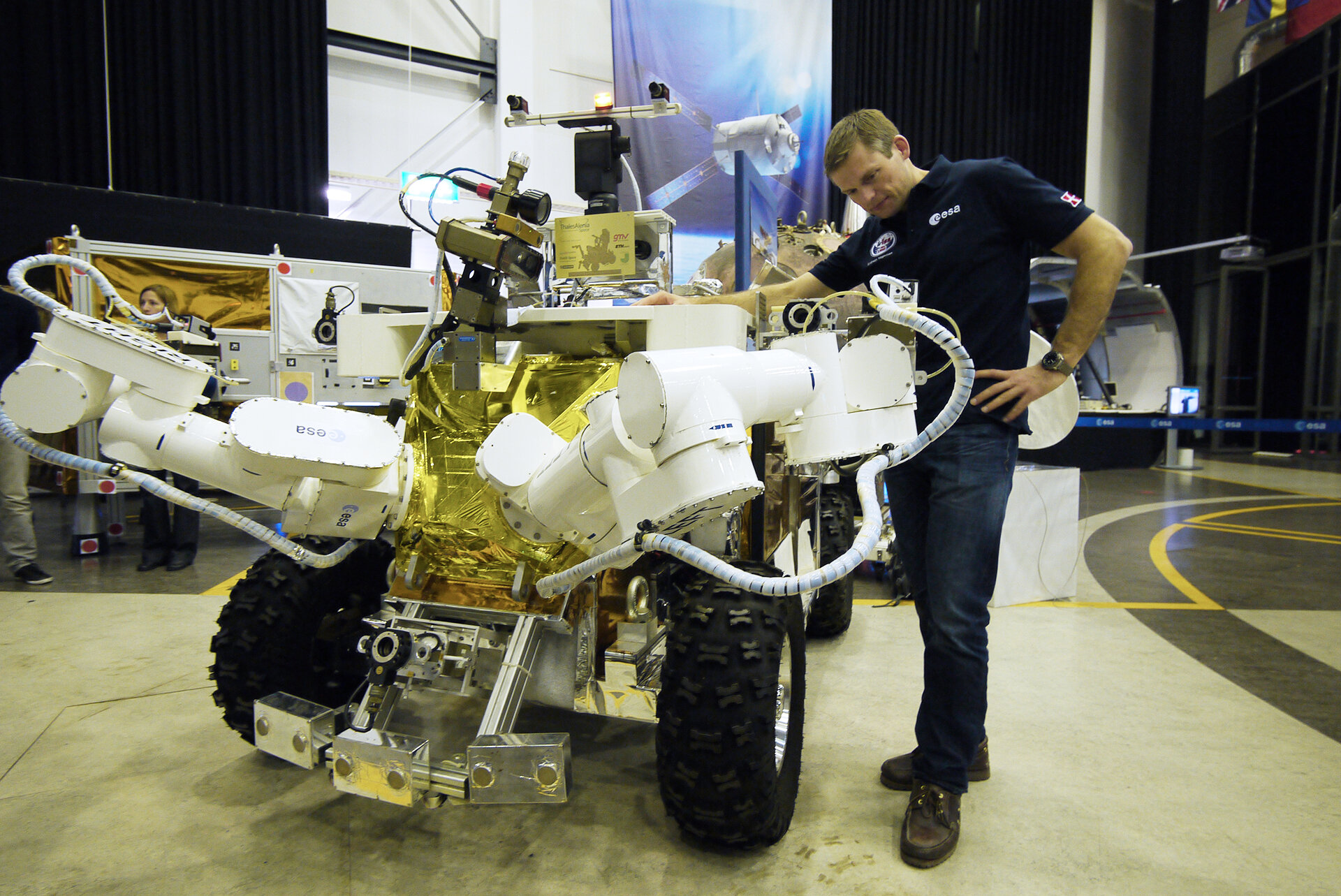 De Deense ESA-astronaut Andreas Mogensen en Eurobot