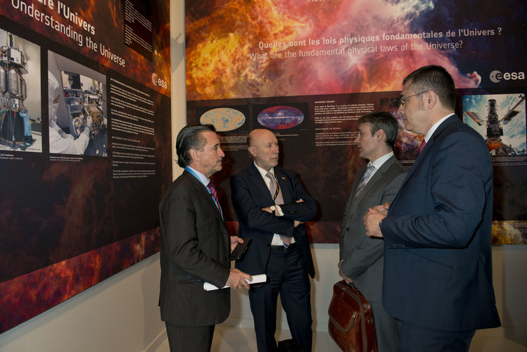 Fernando Doblas presents to Francisco Marin the ESA pavilion